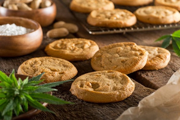 Biscuits au beurre de cacahuète infusés au cannabis