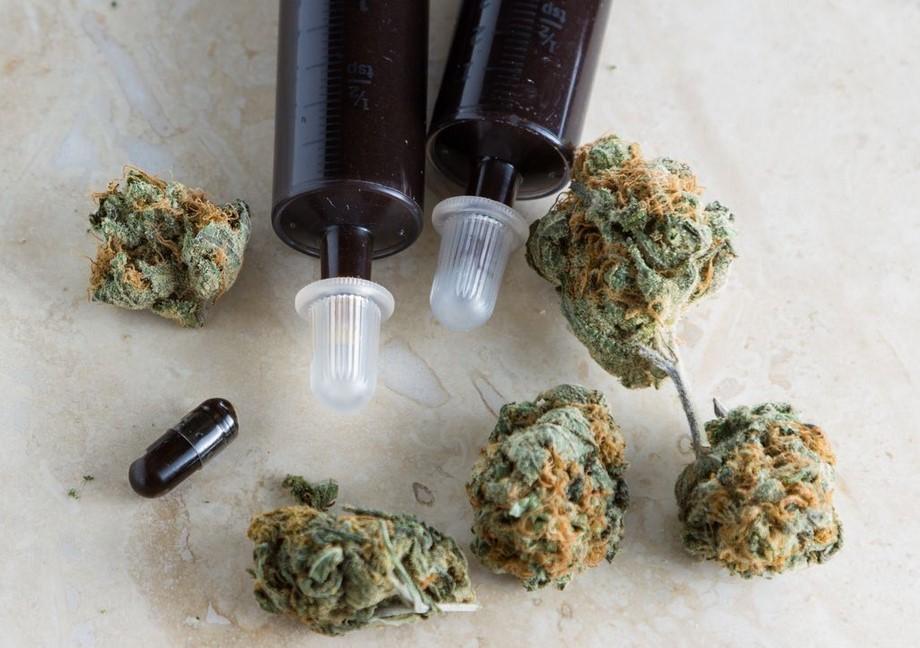 What Is RSO (Rick Simpson Oil)? Uses, Dosing and Effects