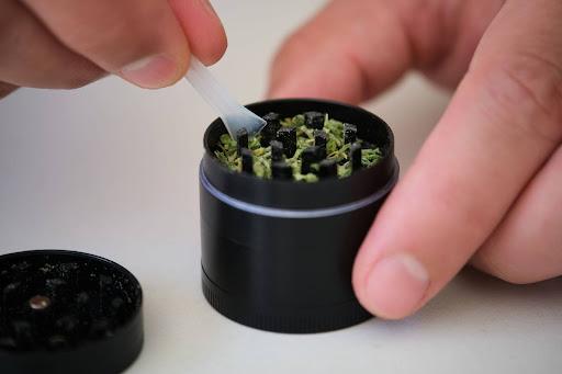 How to Clean a Weed Grinder the Right Way (No Mess, No Hassle)