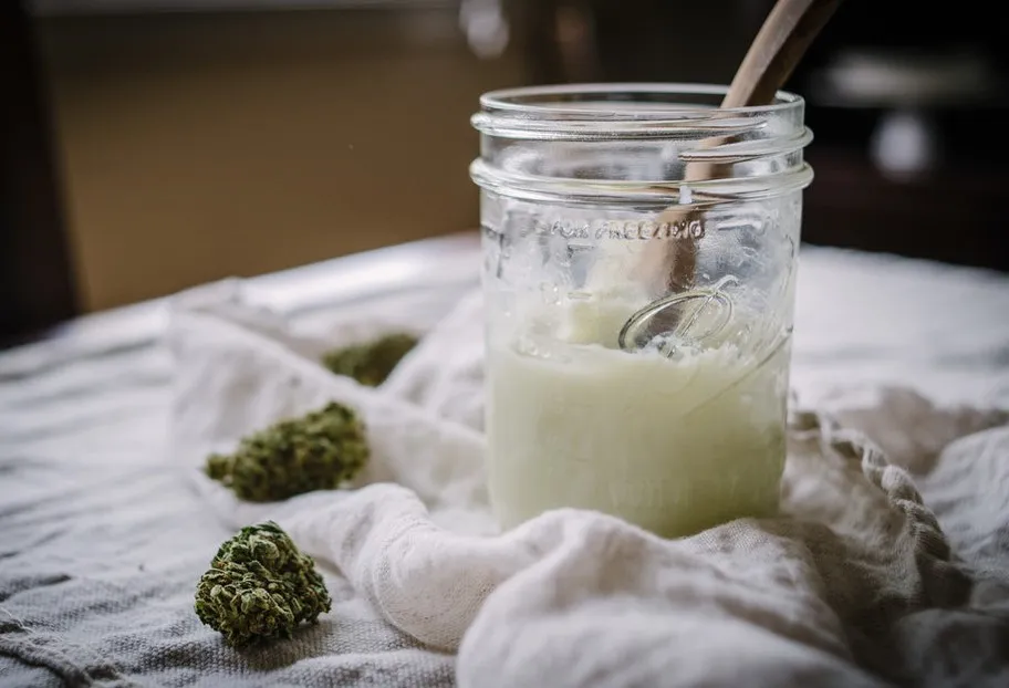 Recettes DIY Comestibles: Huile De Noix De Coco Et Teinture De Cannabis